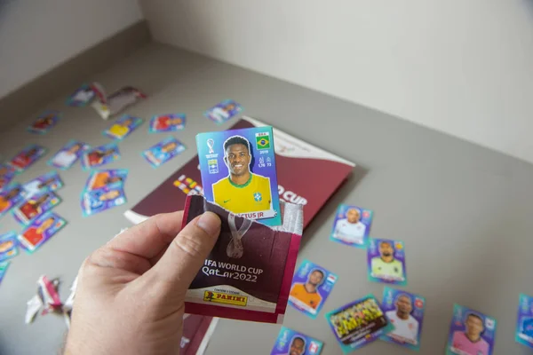Bauru, Brezilya - 12.09.22: Panini Fifa Dünya Kupası 2022 Katar dergisine yapıştırmak için kolleksiyonlu futbolcu çıkartmasının yakın çekimi. Futbol severler arasında tahsil edilebilir kartlar.