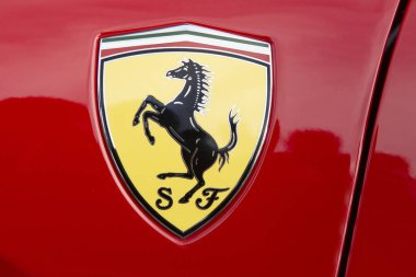Atibaia - Brezilya, 7 Ekim 2022: Scuderia Ferrari sembolüne (Cavallino rampant) yakın park halindeki kırmızı Ferrari F8 haracı. Ferrari, İtalya 'nın Maranello şehrinde bulunan lüks bir İtalyan spor arabasıdır.