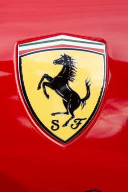 Atibaia - Brezilya, 7 Ekim 2022: Scuderia Ferrari sembolüne (Cavallino rampant) yakın park halindeki kırmızı Ferrari F8 haracı. Ferrari, İtalya 'nın Maranello şehrinde bulunan lüks bir İtalyan spor arabasıdır.