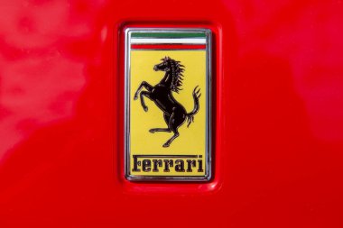 Atibaia - Brezilya, 7 Ekim 2022: Scuderia Ferrari sembolüne (Cavallino rampant) yakın park halindeki kırmızı Ferrari F8 haracı. Ferrari, İtalya 'nın Maranello şehrinde bulunan lüks bir İtalyan spor arabasıdır.