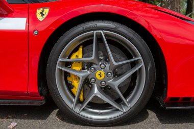 Atibaia - Brezilya, 7 Ekim 2022: Kırmızı Ferrari F8 Tributo 'nun yan görüntüsü. Orta motorlu arka sürücü spor araba. Ferrari - İtalyan lüks spor araba üreticisi, Enzo Ferrari tarafından kuruldu