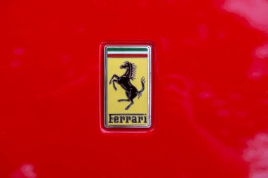 Atibaia - Brezilya, 7 Ekim 2022: Scuderia Ferrari sembolüne (Cavallino rampant) yakın park halindeki kırmızı Ferrari F8 haracı. Ferrari, İtalya 'nın Maranello şehrinde bulunan lüks bir İtalyan spor arabasıdır.