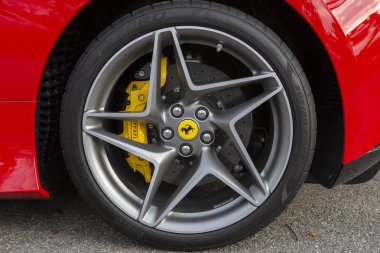 Atibaia - Brezilya, 7 Ekim 2022: Kırmızı Ferrari F8 Tributo 'nun yan görüntüsü. Orta motorlu arka sürücü spor araba. Ferrari - İtalyan lüks spor araba üreticisi, Enzo Ferrari tarafından kuruldu