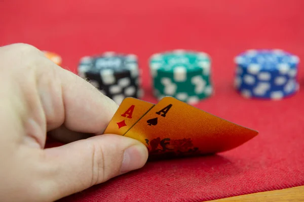 Игровые Карты Руке Красной Ткани Выигрышная Комбинация Покере Texas Holdem — стоковое фото