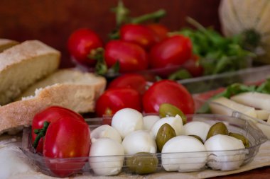 Mozzarella peyniri, domates, zeytin ve ekmek snack