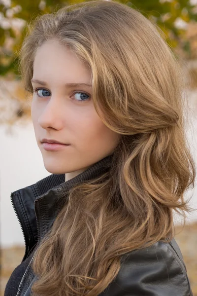 Beautiful young serious girl outdoor portrait — Stock Photo, Image