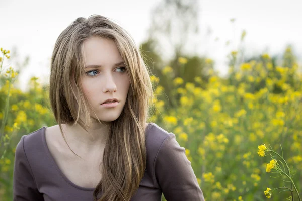 Young beautiful girl outdoor portrait, expressive look — Stock Photo, Image