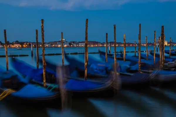 Gondeln vor dem Hintergrund des nächtlichen Venedig, lange Belichtung — Stockfoto