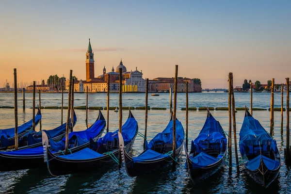 Gôndolas ao amanhecer, Veneza, Itália - vista para San Giorgio Maggiore — Fotografia de Stock