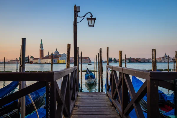 Gondel am Pier bei Sonnenaufgang, Venedig, Italien — Stockfoto