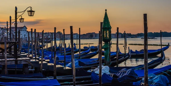 Vista panorâmica das gôndolas ao nascer do sol em Veneza, Itália — Fotografia de Stock