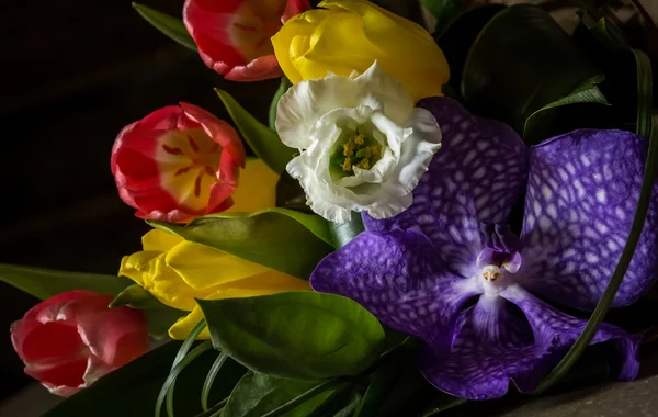 Buquê de flores em um fundo escuro Fotografia De Stock