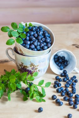 Üzümlü natürmort hafif bir arka plan üzerinde