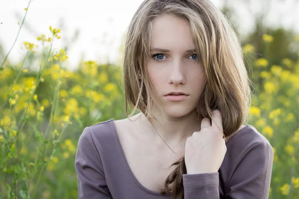 Young beautiful girl outdoor portrait, emotional look — Stock Photo, Image