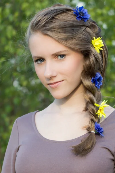 Young girl with beautiful hairstyle, outdoor portrait — Stock Photo, Image