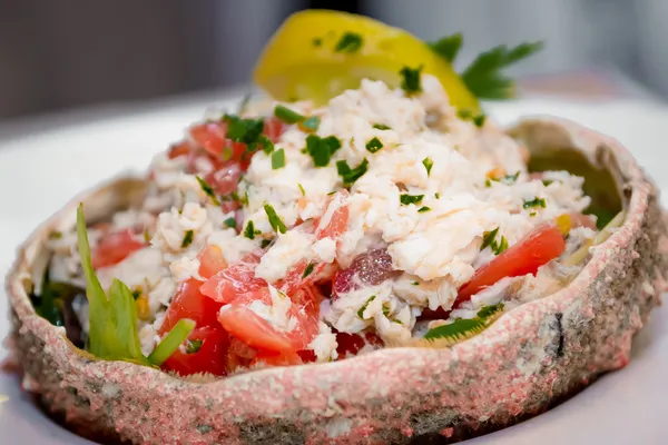 Krabí salát s rajčaty a bylinkami, v shellu krab — Stock fotografie