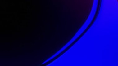 Kusursuz neon rengi, cyan mavisi, kırmızı ve pembe parlak sıvı damlalar siyah arka planda. Canlandırılmış soyut arkaplan.