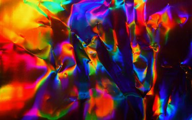 Buruşmuş yansıtıcı renkli kağıdın soyut dokusu