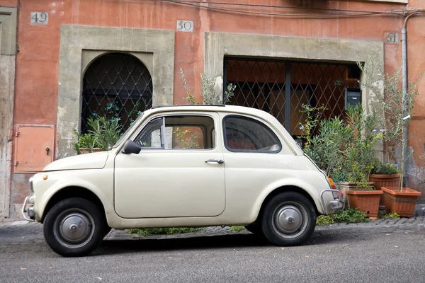 Kleine auto in rome Rechtenvrije Stockfoto's