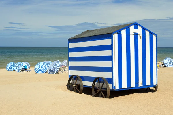 Blue meztelen strandon kabinban, northsea, de panne, belgium Stock Kép