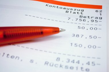 Kırmızı Top kalem ile Alman banka ekstresi