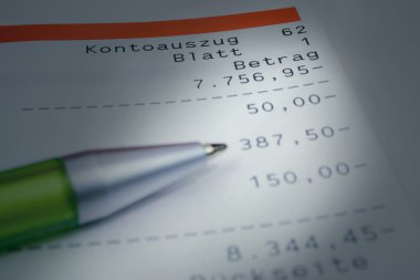 yeşil topu kalem ile dramatik Alman banka ekstresi