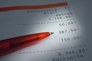Kırmızı Top kalem ile dramatik Alman banka ekstresi