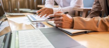 Ekonomik veriler ve rapor grafikleriyle beyin fırtınası yapıp tartışıyorlar. Takım çalışması çalışma konsepti.