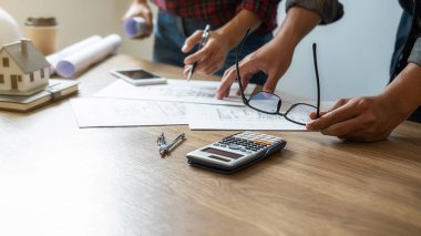 Mühendis ya da mimar takım çalışması. İnşaat projesi üzerinde çalışıyorlar. İnşaat konsepti.