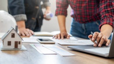 İç mimar ve mimar, ofis renklendirme seçimi için renkli kumaş örnekleri şeması seçiyorlar. İnşaat konsepti.