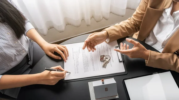 Agent Immobilier Client Discutant Pour Contrat Achat Assurance Prêt Immobilier — Photo