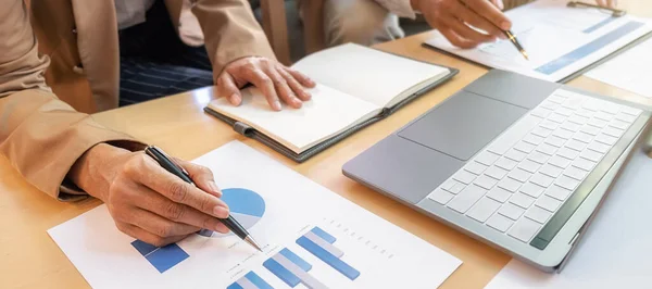 Business Team Brainstorming Und Diskussion Mit Finanzdaten Und Berichtsgrafik Arbeitskonzept — Stockfoto