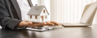 Ev modeli müşterilere satın almaları, sigorta yaptırmaları, kredi almaları, gayrimenkul ve mülkleri gösteriyor..