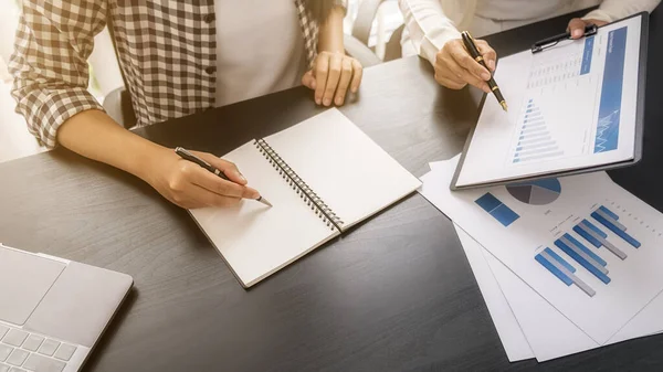 Business Team Brainstormen Bespreken Met Financiële Gegevens Rapport Grafiek Werkconcept — Stockfoto