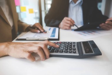 Ekonomik veriler ve rapor grafikleriyle beyin fırtınası yapıp tartışıyorlar. Takım çalışması çalışma konsepti.