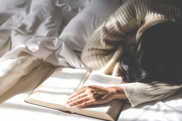 Ázsiai Fáradt Feküdt Ágyon Miután Reggel Elolvasott Egy Könyvet Lágy — Stock Fotó