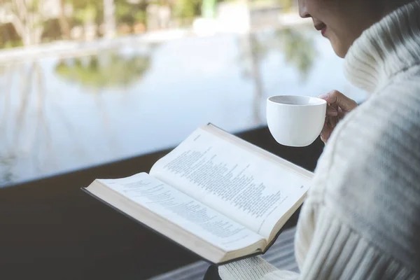 Ázsiai Kezében Egy Csésze Kávét Könyvet Olvasott Kertben Reggel Reggeli — Stock Fotó
