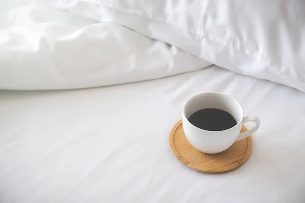 Egy Csésze Kávé Fehér Ágyneműn Fénymásoló Felülettel Reggeli Életmód Koncepció — Stock Fotó