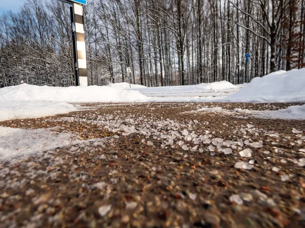 Salt Grains Icy Sidewalk Surface Winter Applying Salt Keep Roads — Stockfoto