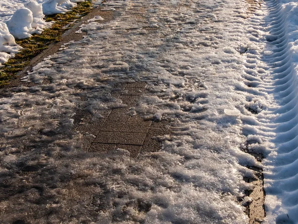 Extreem Glad Voetpad Bedekt Met Smeltende Sneeuw Zichtbare Bevroren Ijsvoetafdrukken — Stockfoto