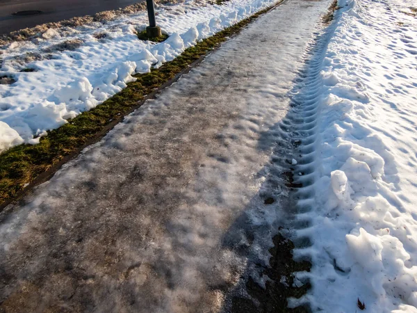 Extreem Glad Voetpad Bedekt Met Smeltende Sneeuw Zichtbare Bevroren Ijsvoetafdrukken — Stockfoto