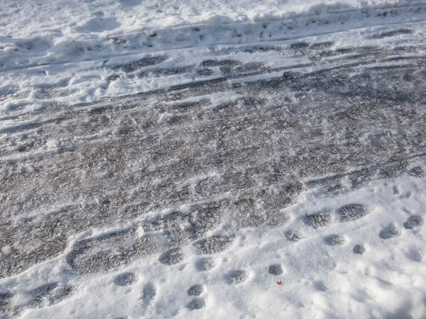 Extreem Glad Voetpad Bedekt Met Smeltende Sneeuw Zichtbare Bevroren Ijsvoetafdrukken — Stockfoto