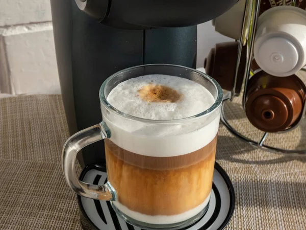 Nahaufnahme Von Heißem Cappuccino Kaffee Einem Glasbecher Mit Oberer Schicht — Stockfoto