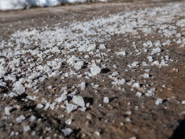 Macro Shot Van Grote Witte Zoutkorrels Het Gladde Trottoir Winter — Stockfoto