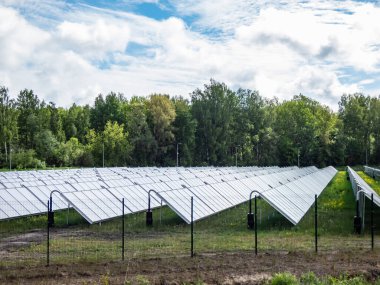 PV güneş panelleri ısıtma için alternatif yeşil enerji sağlıyor. Güneş enerjisi toplayıcıları elektrik üretiyor, yenilenebilir enerji kaynakları kullanılıyor