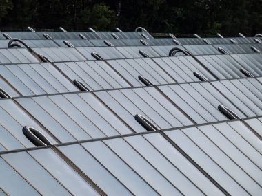 Güneş alanındaki PV güneş panelleri ısıtma için alternatif yeşil enerji sağlıyor. Güneş enerjisi toplayıcıları elektrik üretiyor, yenilenebilir enerji kaynakları kullanılıyor