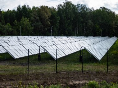 PV güneş panelleri ısıtma için alternatif yeşil enerji sağlıyor. Güneş enerjisi toplayıcıları elektrik üretiyor, yenilenebilir enerji kaynakları kullanılıyor