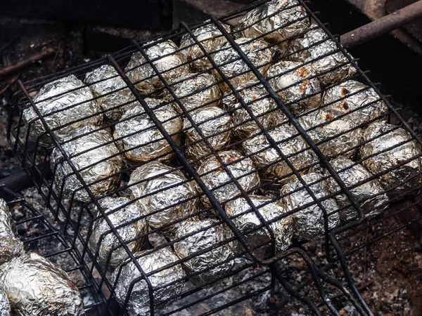 Batatas Cada Embrulhado Folha Grelhar Fogo Carvão Fumaça Grelha Metal — Fotografia de Stock