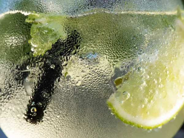 Μακρό Σφηνάκι Coctail Mojito Πράσινα Φύλλα Μέντας Λευκό Ρούμι Λάιμ — Φωτογραφία Αρχείου