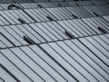 Güneş alanındaki PV güneş panelleri ısıtma için alternatif yeşil enerji sağlıyor. Güneş enerjisi toplayıcıları elektrik üretiyor, yenilenebilir enerji kaynakları kullanılıyor